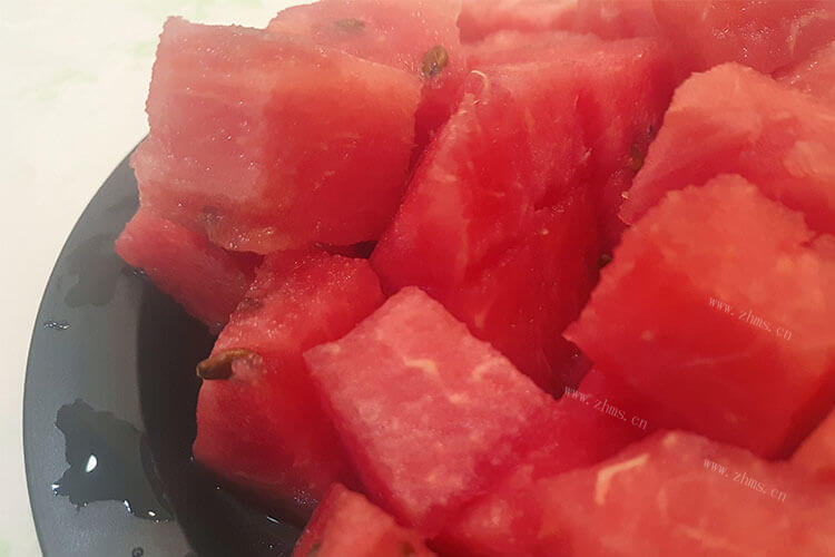夏天是吃西瓜的季节，买水果的时候，怎样挑好吃的西瓜？
