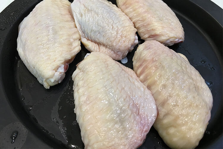 买了一些新鲜的鸡翅，干锅鸡翅尖做法怎么做？
