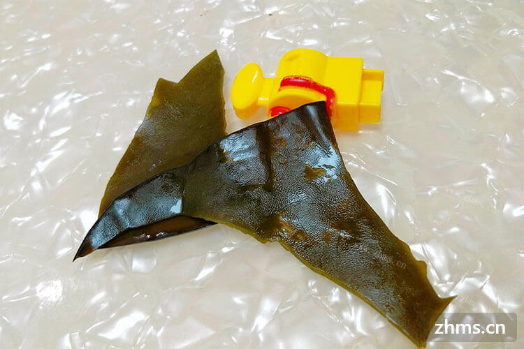 从超市买回来的海带，摸着黏黏的，还有腥味。海带怎么去除粘液呢