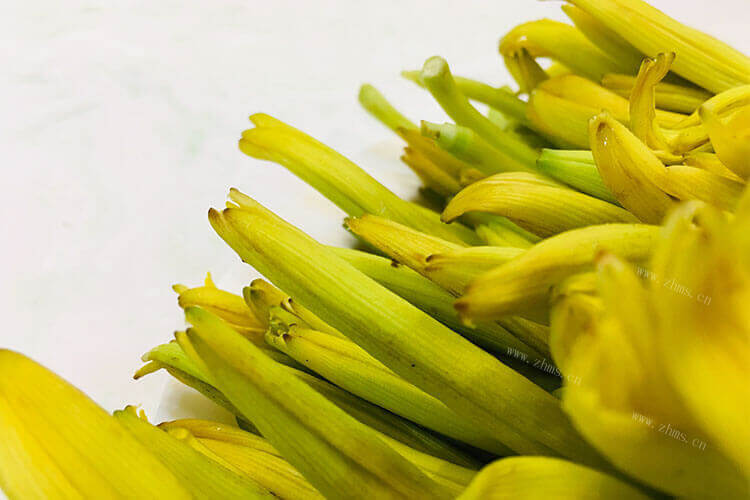 吃蔬菜的时候，开红色花的黄花菜可食用吗？