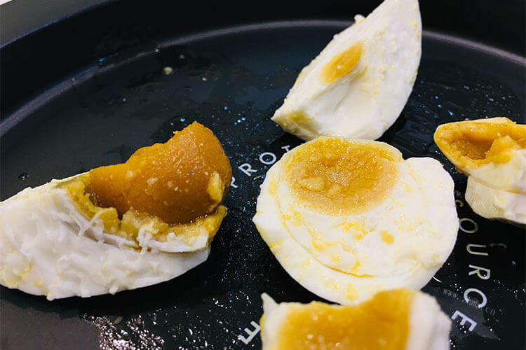 小心把咸鸭蛋和新鲜鸭蛋混在一起了，咸鸭蛋和鲜鸭蛋区分的方法是什么？