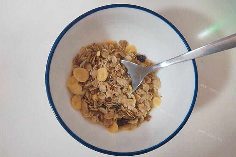 早餐习惯喝燕麦，黑黑燕麦和白燕麦哪个好？