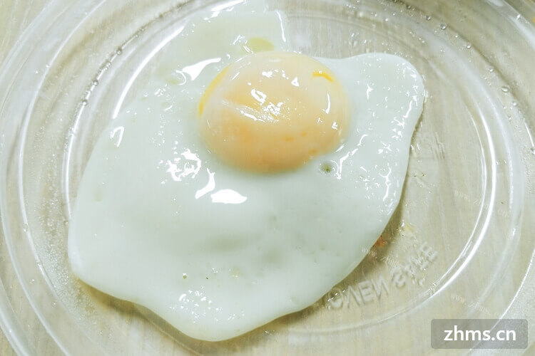 煮溏心鸡蛋或荷包蛋的时候经常将蛋黄煮散，请问鸡蛋怎么煮不散？