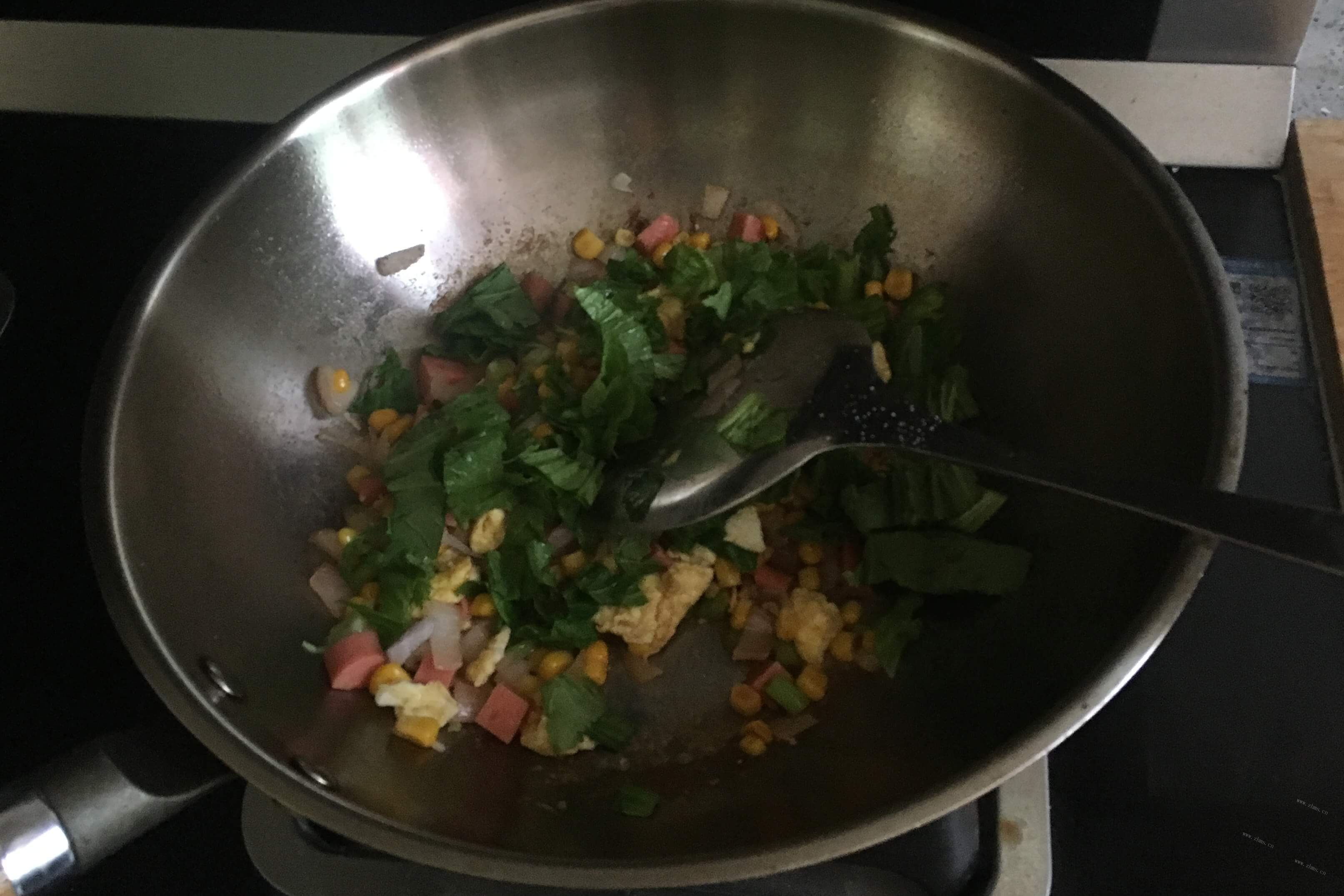 既好吃又简单的香肠炒饭，下班回家15分钟内就能吃上饭第八步