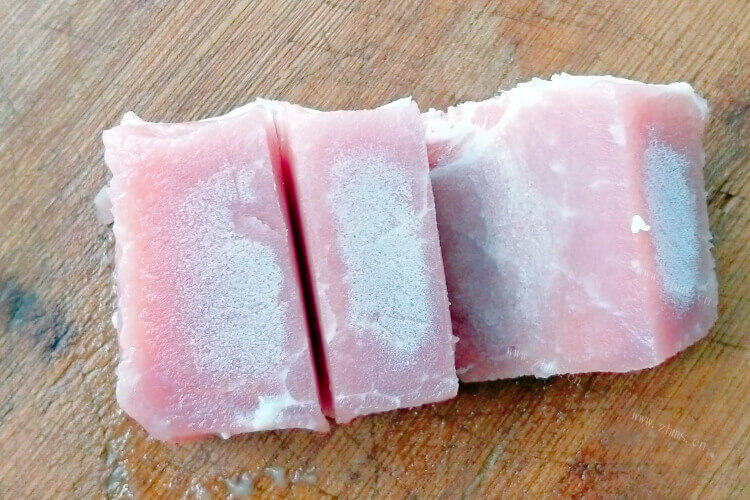 买了一点猪肉，请问猪肉炖白菜粉条怎么做好吃又简单？