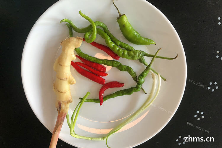 辣椒炒鸡肉是一道简单美味的家常菜，但是应该怎么做才好吃呢？
