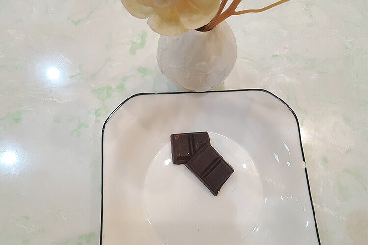 特别喜欢吃黑巧克力，请问黑巧克力配什么好吃?