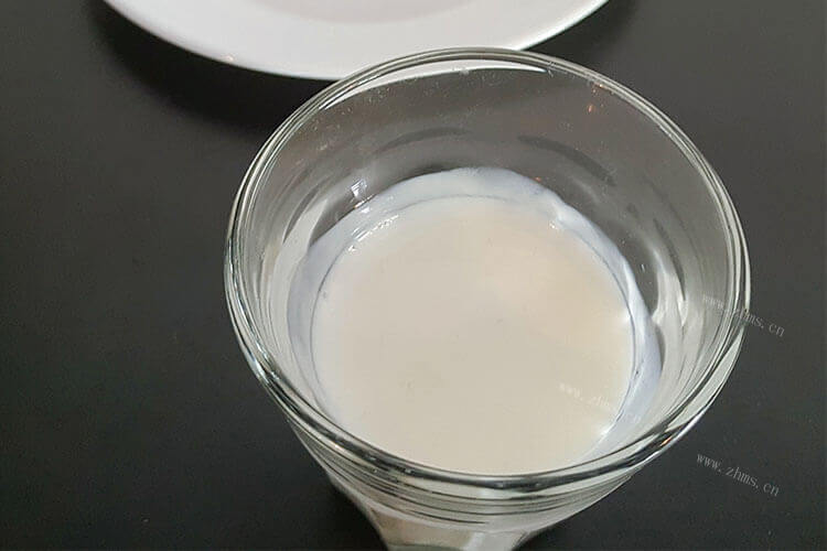 想要在家吃上炒酸奶，可以上网搜索不用酸奶机如何自制炒酸奶制作
