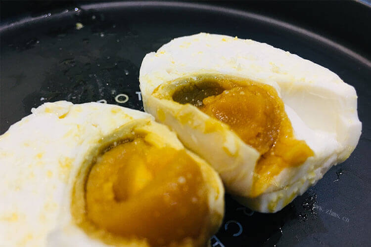 生的咸鸭蛋怎么煮好吃呢，咸鸭蛋怎么做好吃呢？
