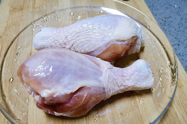 平时特别喜欢吃鸡腿，一个去骨鸡腿多少蛋白质？