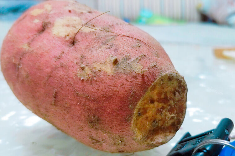蒸红薯100g有多少碳水化合物，红薯可以当做主食吗？