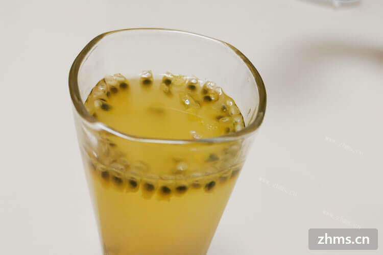 我正在做一些百香果柠檬蜂蜜水，百香果柠檬蜂蜜水要不要放冰糖？