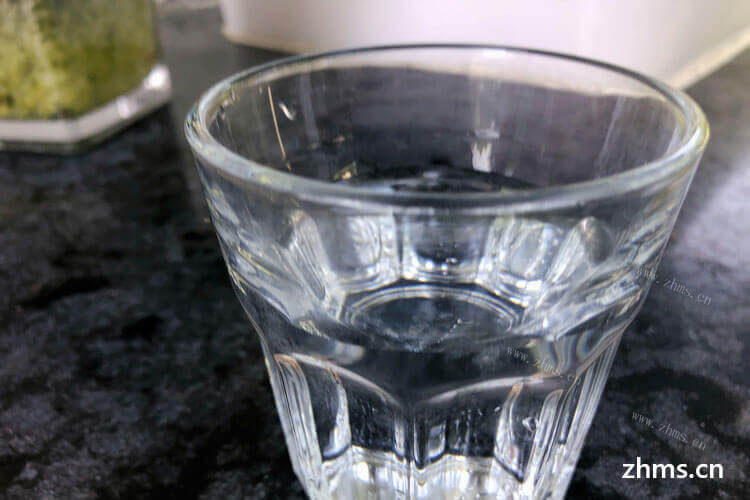 最近买了一瓶矿泉水回家，三分之一的水是多少升呢？