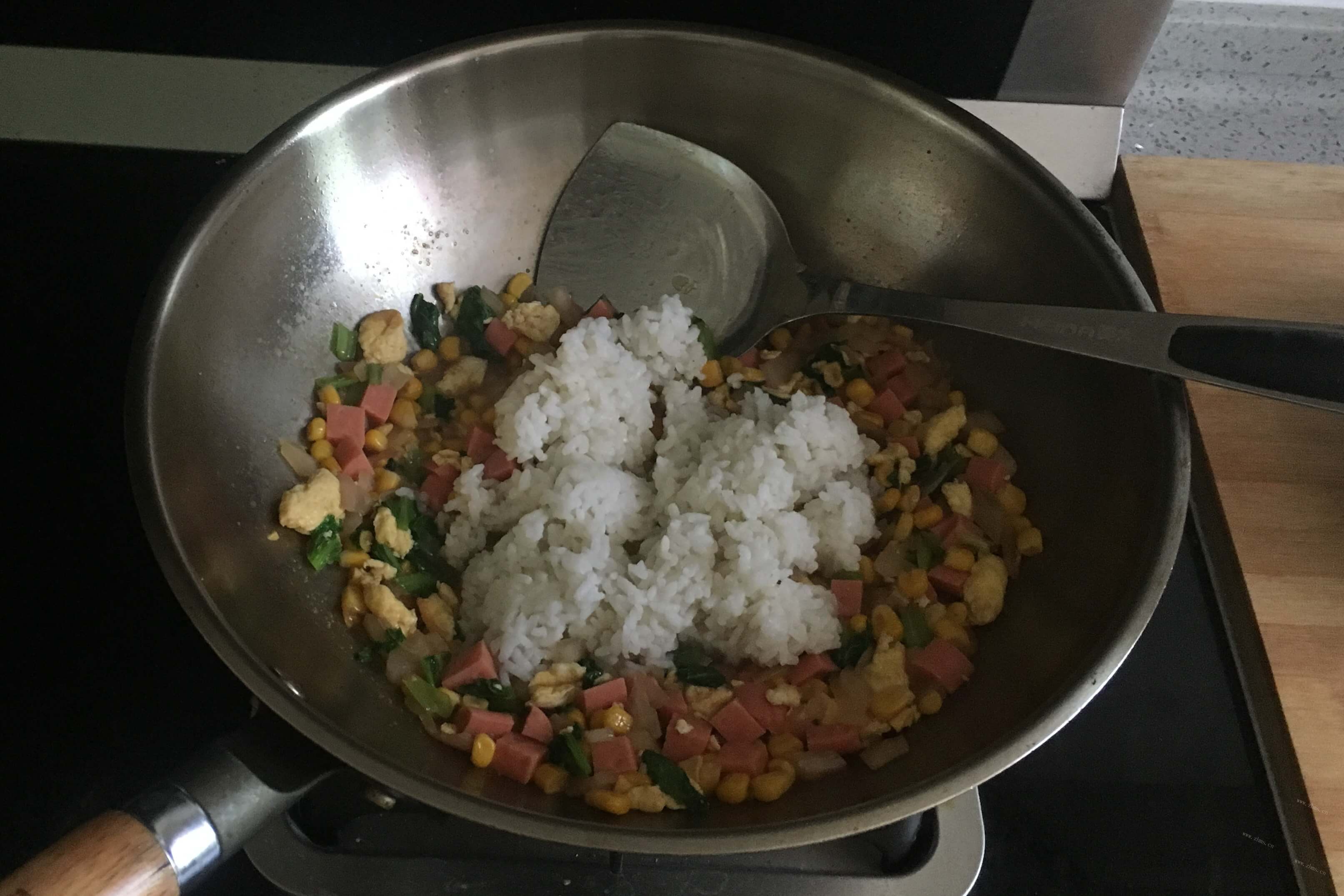 既好吃又简单的香肠炒饭，下班回家15分钟内就能吃上饭第十步