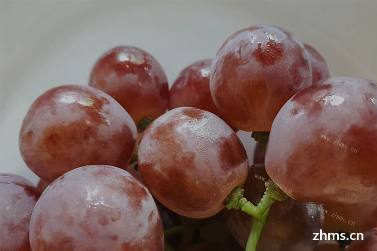 葡萄美味可口特别好吃，整串葡萄怎么洗才干净呢？