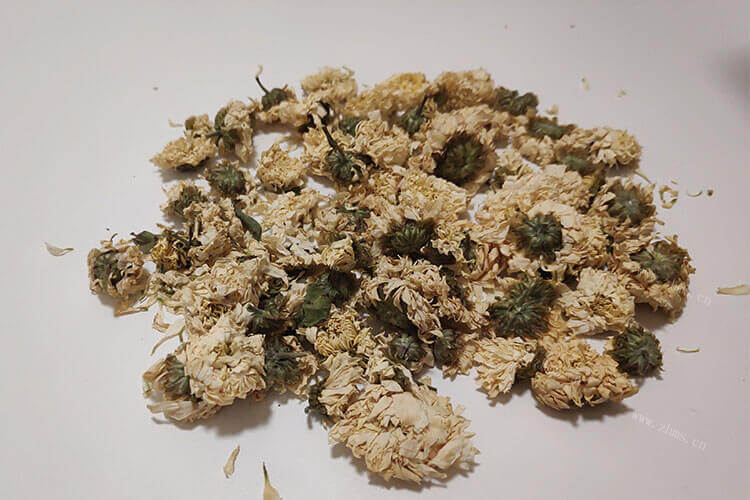 洋甘菊跟菊花茶是一样的吗，洋甘菊和菊花茶的区别在哪里呢？