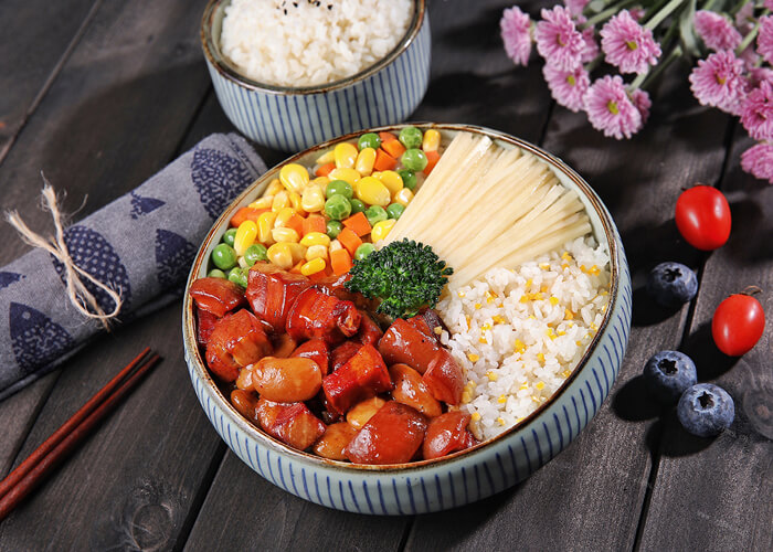 外婆屯卤肉饭加盟优势.jpg 外婆屯卤肉饭加盟优势.jpg