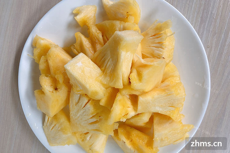 菠萝和桃都是我们在家里经常食用的水果，那么菠萝桃如何去皮呢？