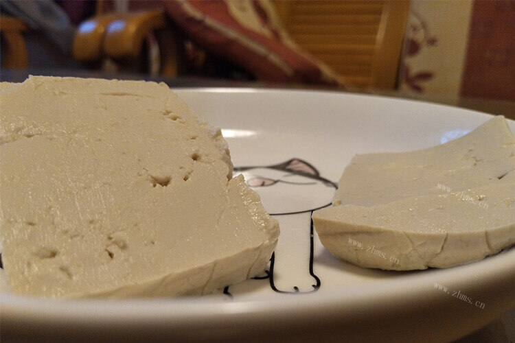 在家里做霉豆腐，夏天做霉豆腐乳怎么做好吃？