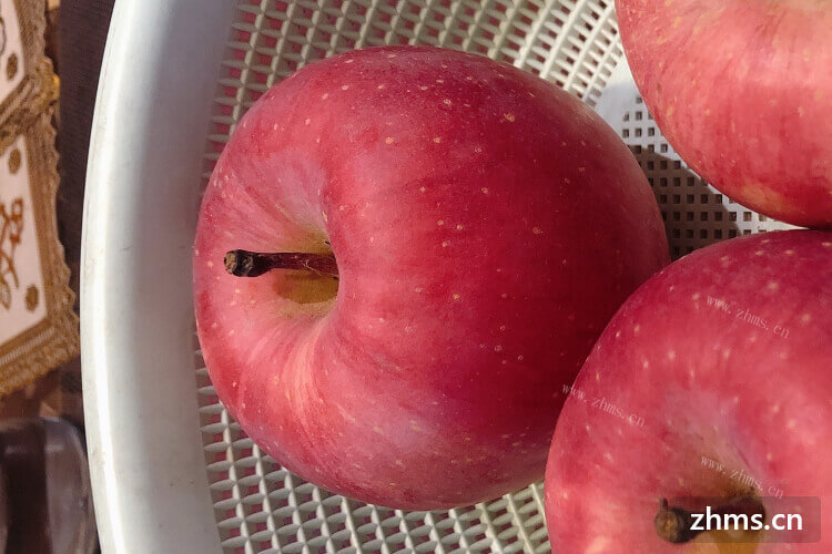 很多水果都会放冰箱保存，冰箱里苹果没削皮能吃吗？