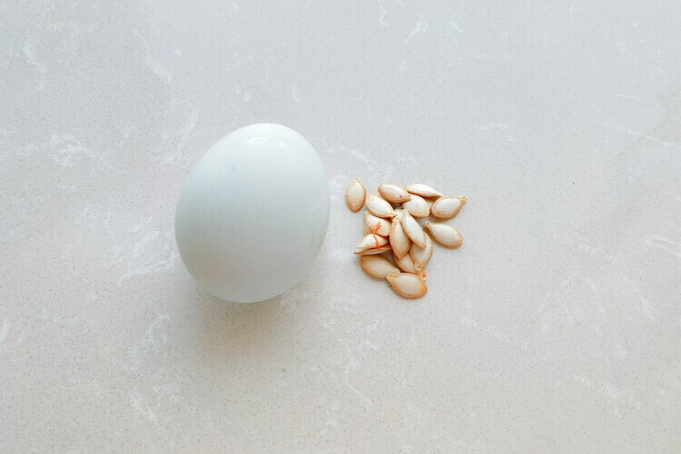 正常鸡蛋白都是白色的，咸鸭蛋水煮蛋白为什么是灰色的？