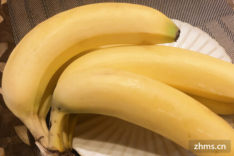 香蕉是一种挺好吃的水果，香蕉配什么榨汁最好喝？