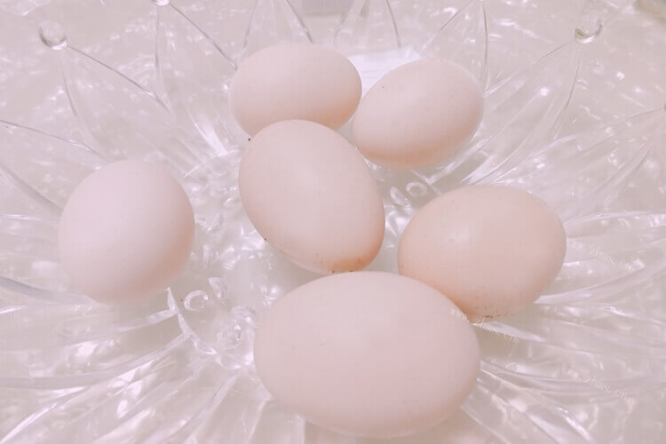 刚把鸡蛋拿出来，鸡蛋从冰箱拿出来可以放多久？