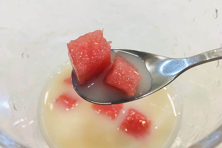 西瓜皮炒肉怎么做好吃窍门？夏天吃西瓜不想浪费西瓜皮