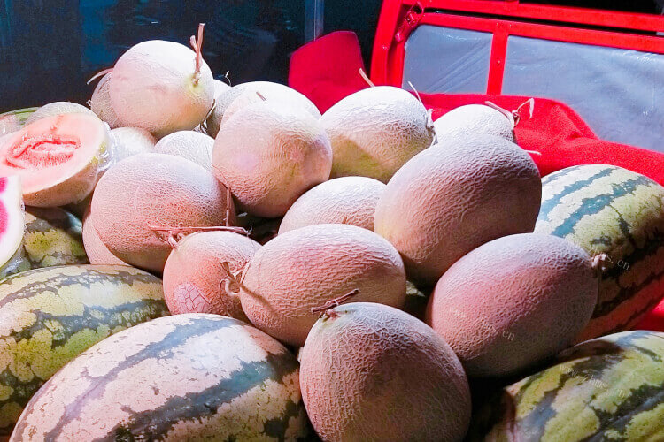 哈密瓜是新疆特产，买哈密瓜怎么挑选才甜？