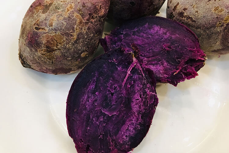 蒸了一些紫薯，蒸过紫薯后的水为什么变成绿色的了?