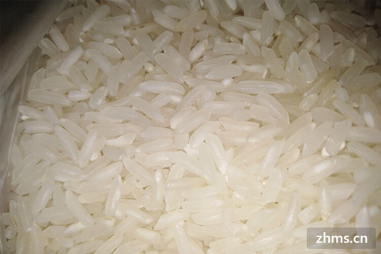 我买了些大米回家淘大米的过程是怎样的呢？