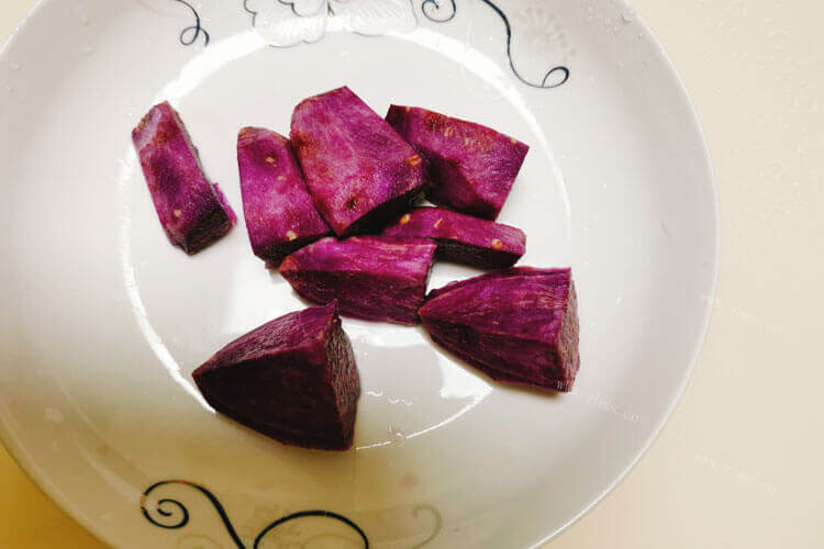紫薯包蒸熟后变黑有人知道原因吗？为什么会这样呀？