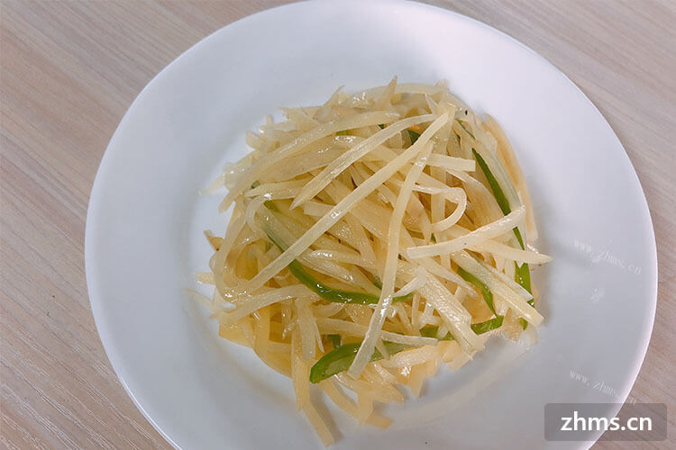 土豆丝炒芹菜的时候，是先炒芹菜还是先炒土豆呢？