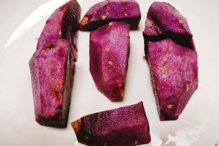 买了个紫薯，这个紫薯削皮后怎么变成黄色了？