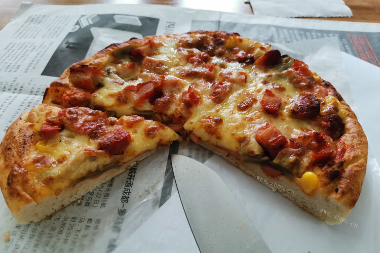 晚上跟朋友想去吃披萨，两个人吃几寸的披萨合适呢？