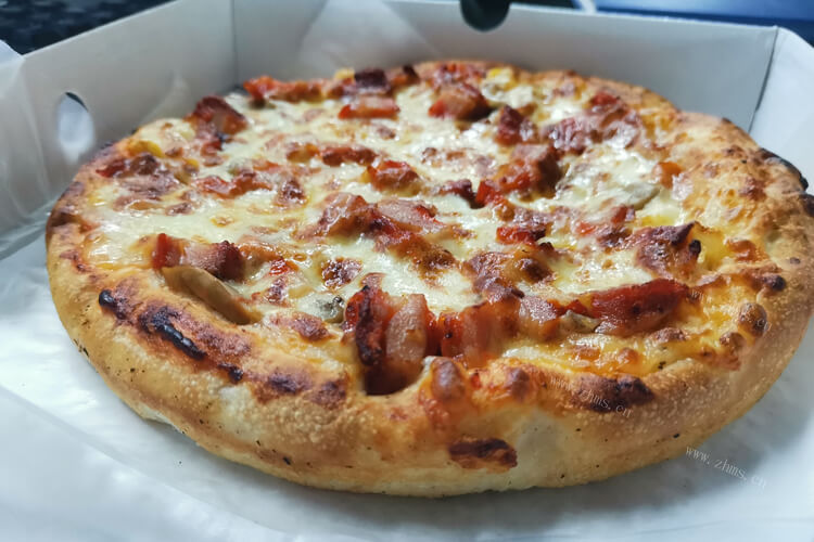 海鲜披萨很多人都爱吃，想知道做海鲜披萨的材料是什么？