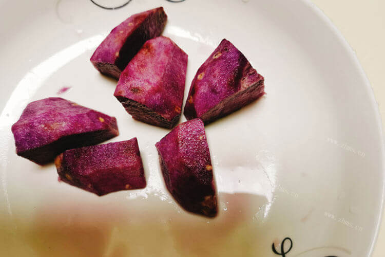 紫薯可以直接放水里煮着吃吗？煮多长时间合适？