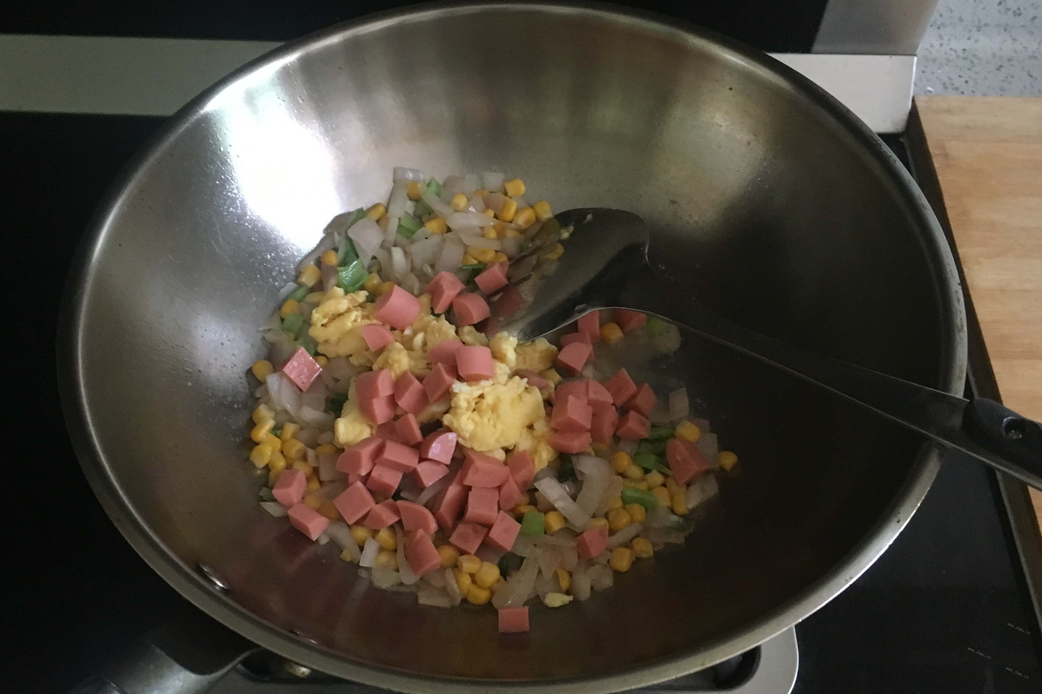 既好吃又简单的香肠炒饭，下班回家15分钟内就能吃上饭第七步