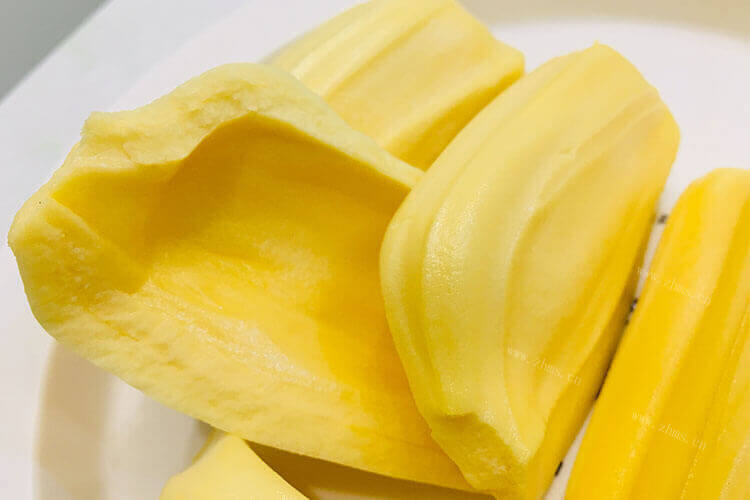 热带水果，很多人喜欢吃，菠萝蜜没香味但是皮有点软是坏了吗？
