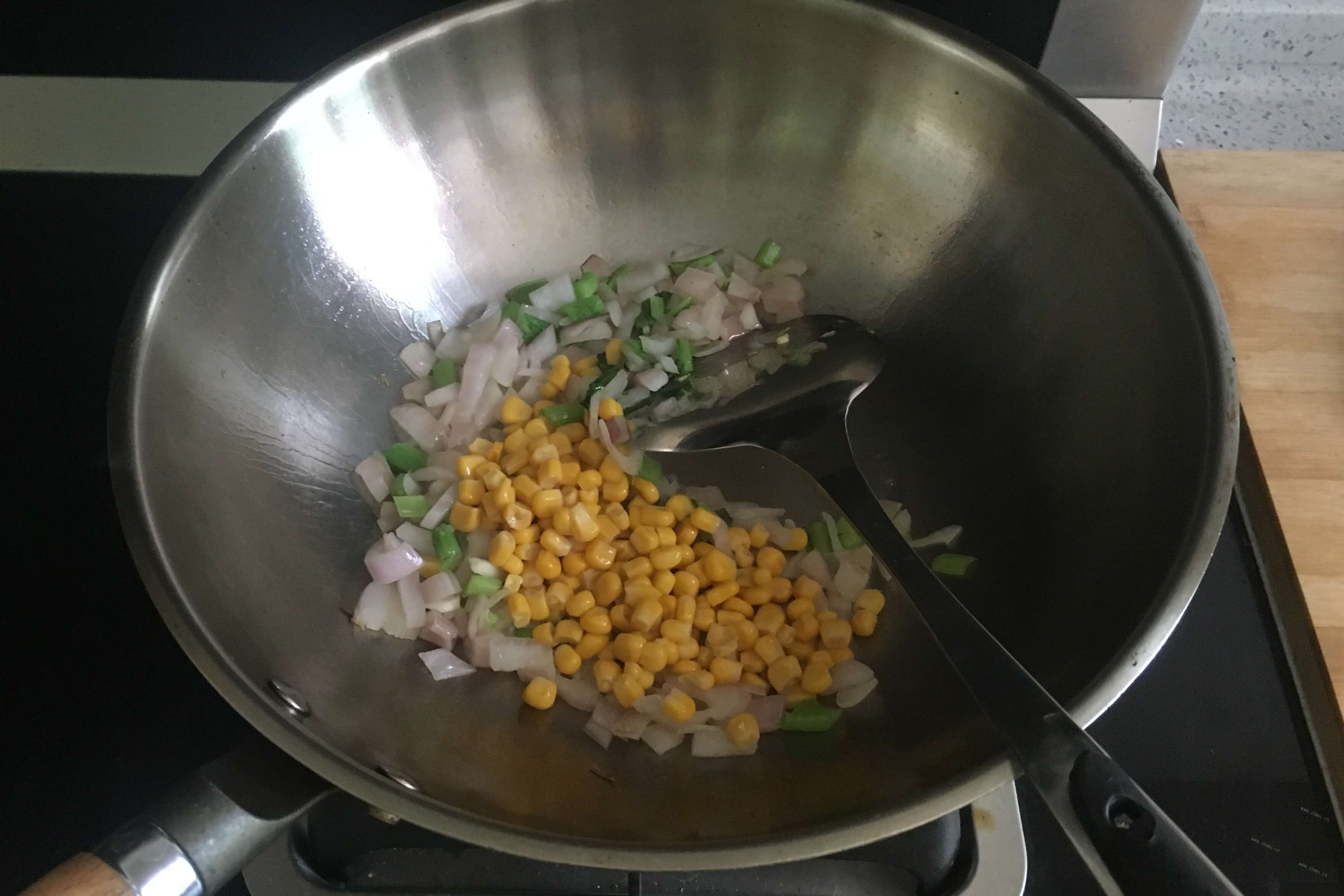既好吃又简单的香肠炒饭，下班回家15分钟内就能吃上饭第六步