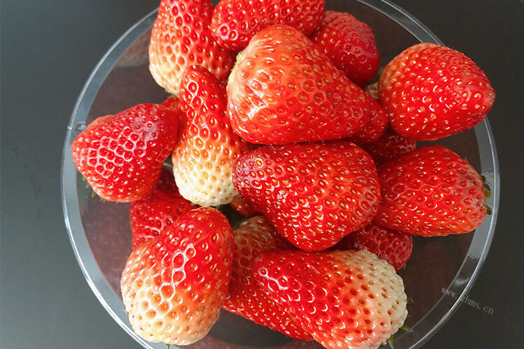 想吃草莓了，不知道草莓怎么洗干净又好吃？