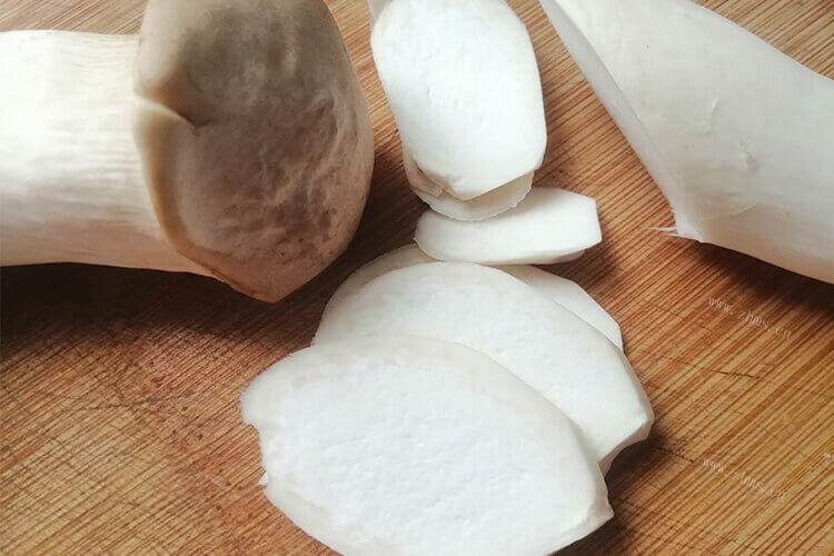 在网上干煸杏鲍菇炒肉看起来好好吃，简单的做法怎么做？