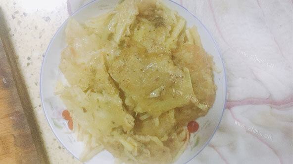 土豆丝不要再炒着吃了，做成土豆饼，既能当主食又能当零食吃！
