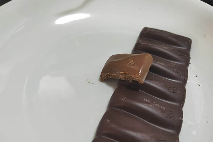 特别喜欢吃黑巧克力，请问黑巧克力配什么好吃?