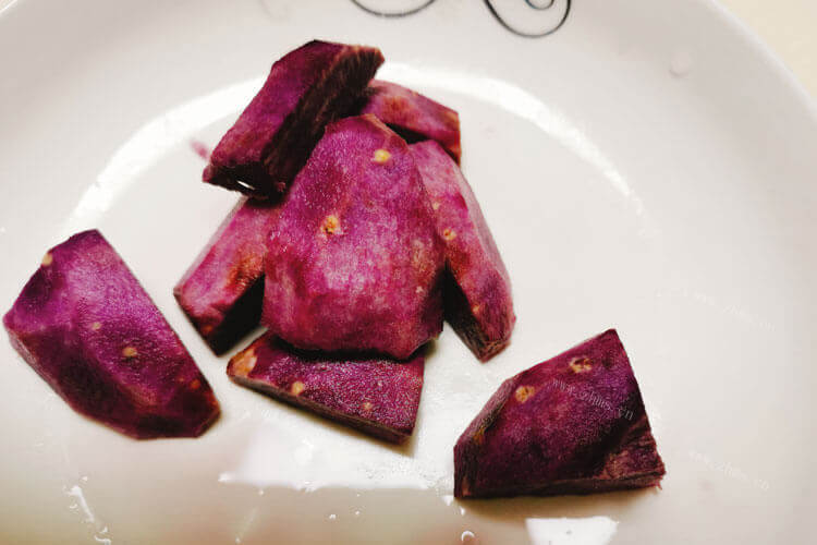 紫薯都是有紫薯根儿的，紫薯是吃根吗？
