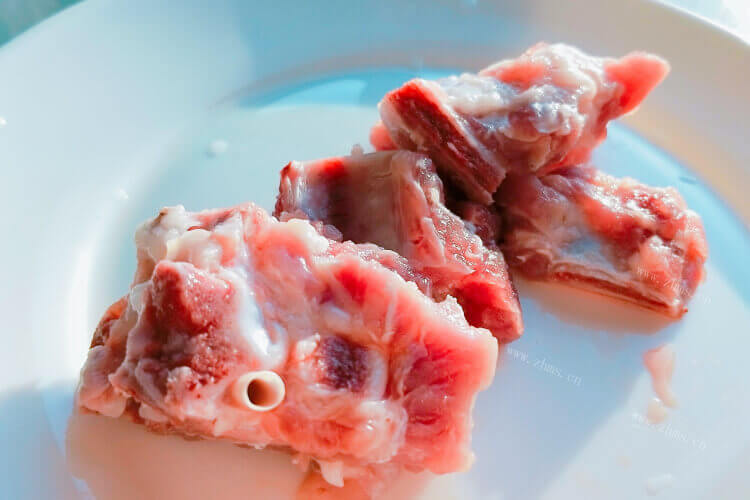 朋友送了一些排骨，你们知道整个猪排骨片部位怎么做好吃吗？