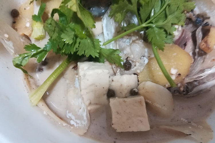 鲜味超浓的豆腐鱼头汤，可以不吃鱼头但汤一定要喝光