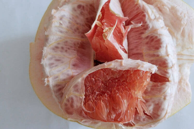 最近吃了一个柚子，请问晒干柚子皮怎么做好吃呢？