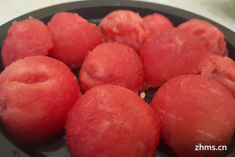 夏天买西瓜吃，西瓜要怎么选才又甜又红？