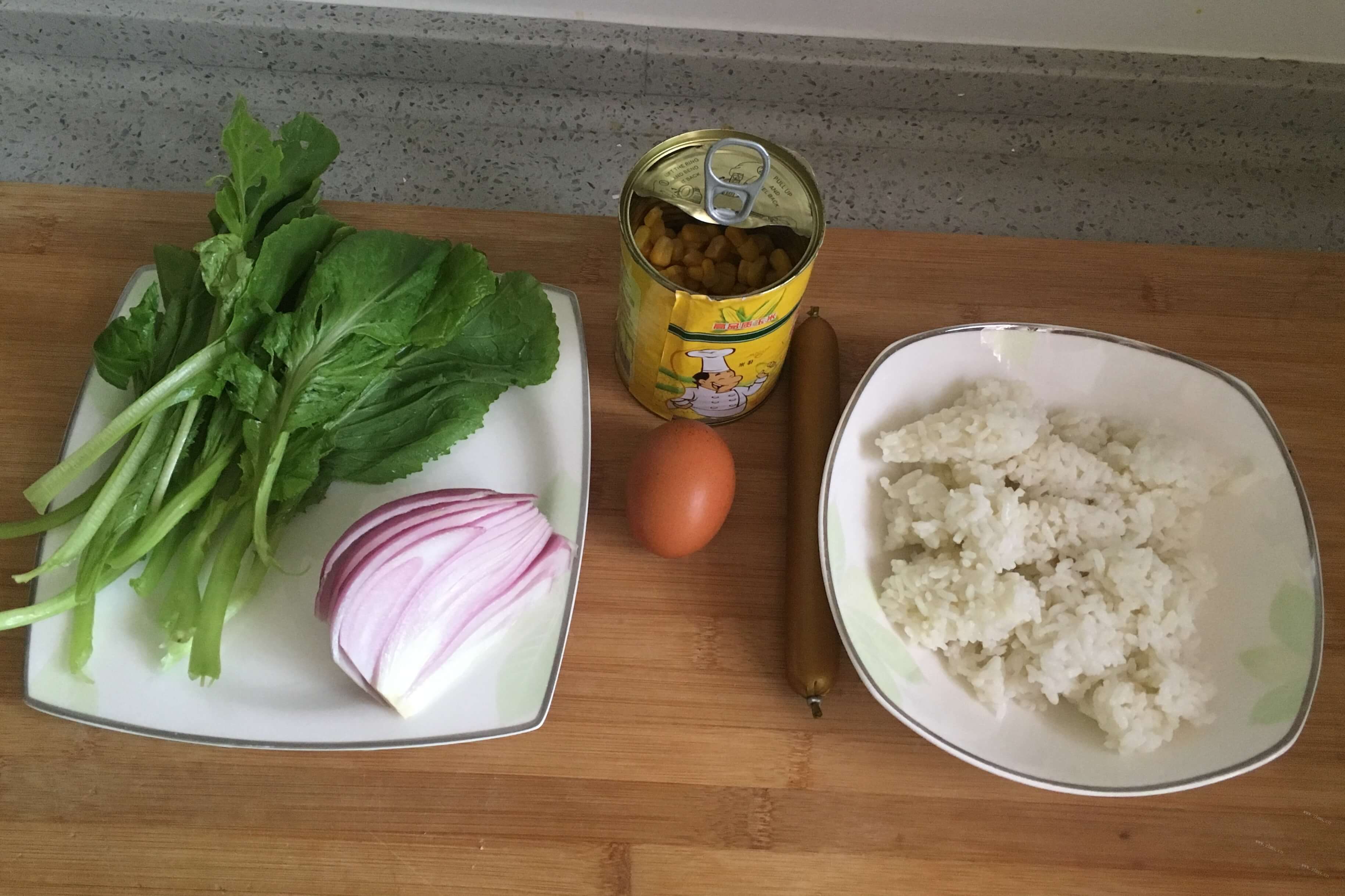 既好吃又简单的香肠炒饭，下班回家15分钟内就能吃上饭第一步